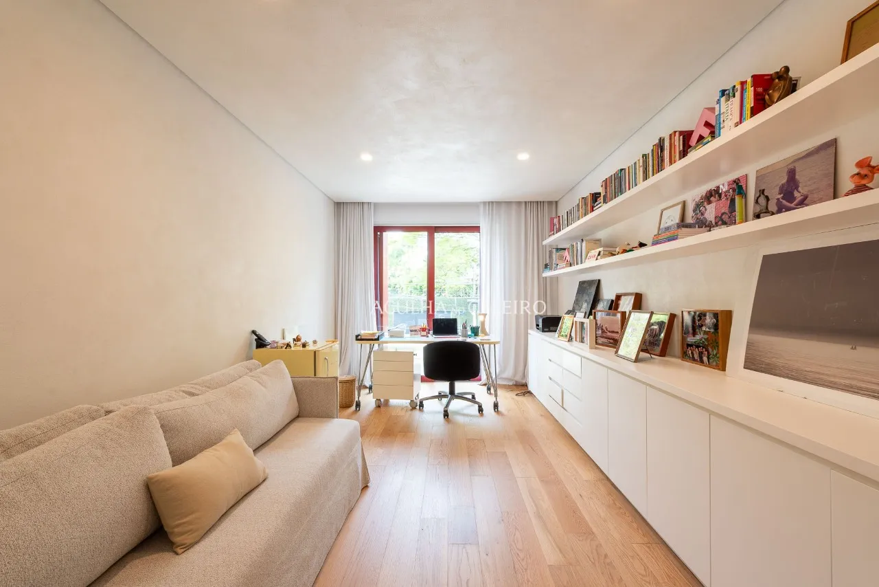 Casa localizada em praça, assinada por Felipe Hess. – 20665