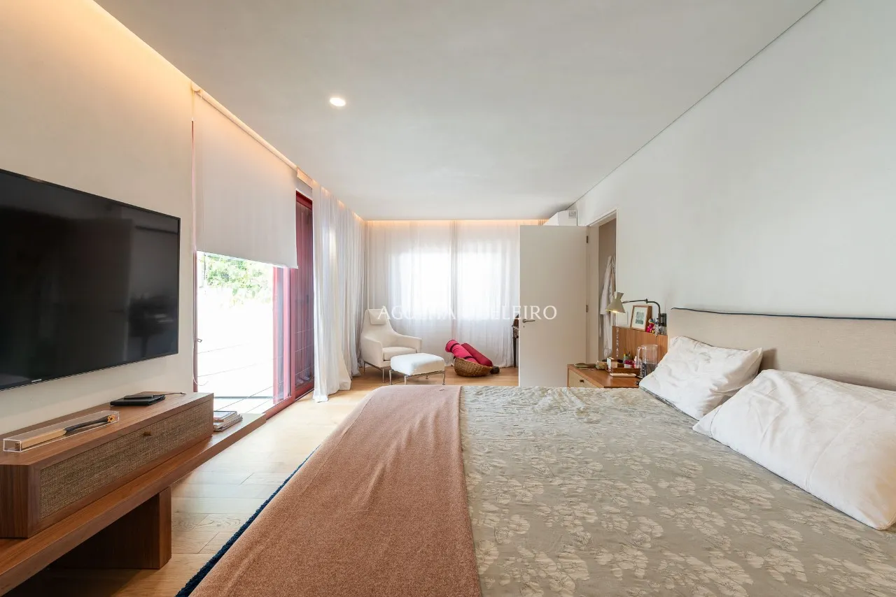 Casa localizada em praça, assinada por Felipe Hess. – 20665