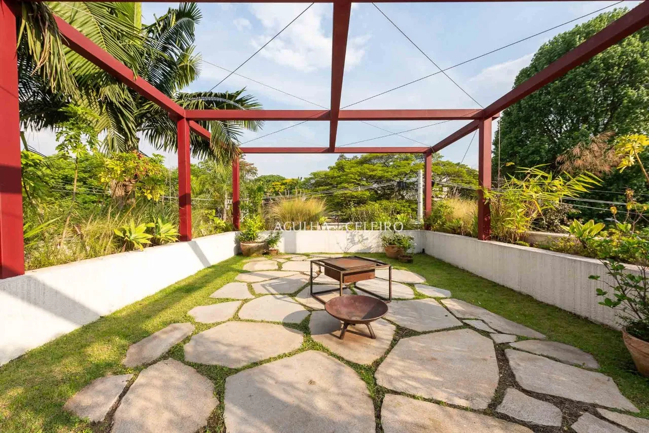 Casa localizada em praça, assinada por Felipe Hess. – 20665