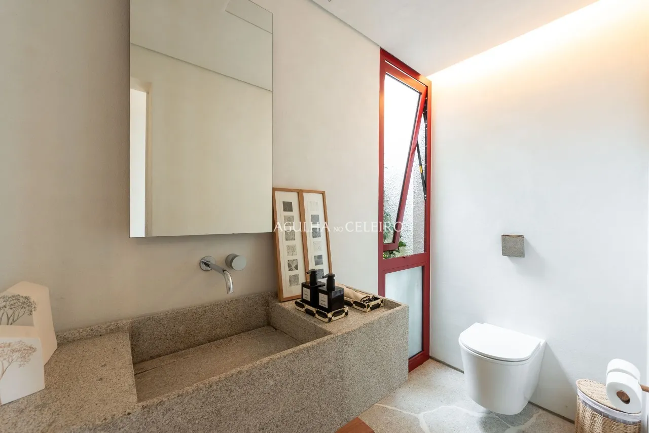 Casa localizada em praça, assinada por Felipe Hess. – 20665