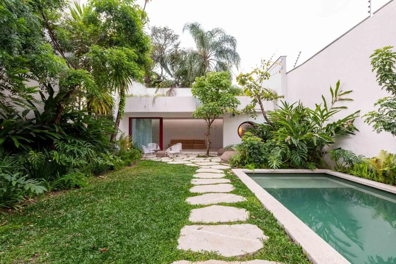 Casa localizada em praça, assinada por Felipe Hess. – 20665