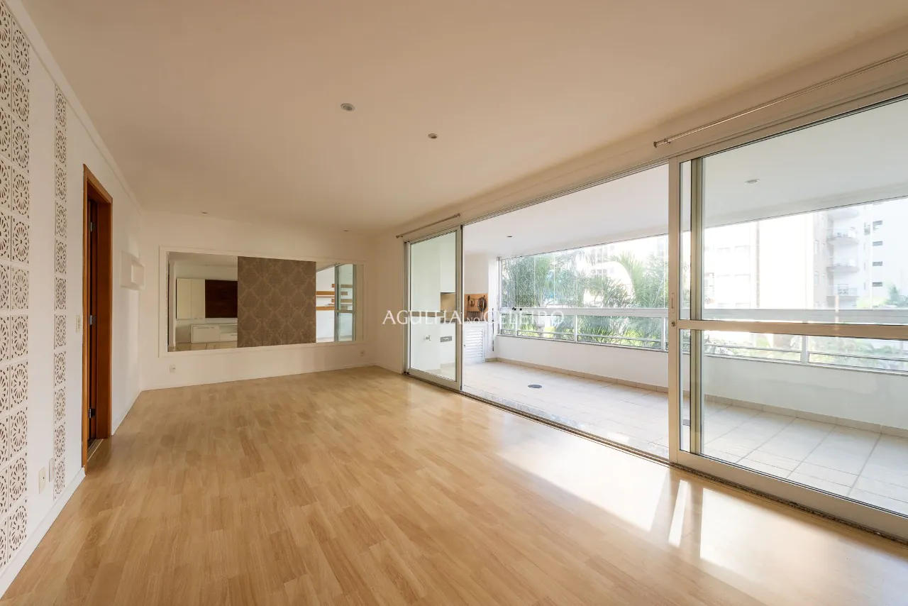 Amplo apartamento com varanda gourmet no coração do Itaim. – 20727