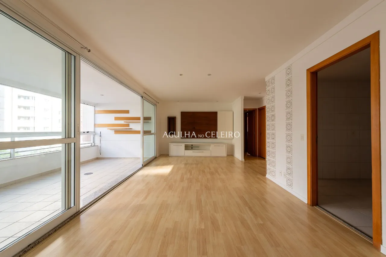 Amplo apartamento com varanda gourmet no coração do Itaim. – 20727