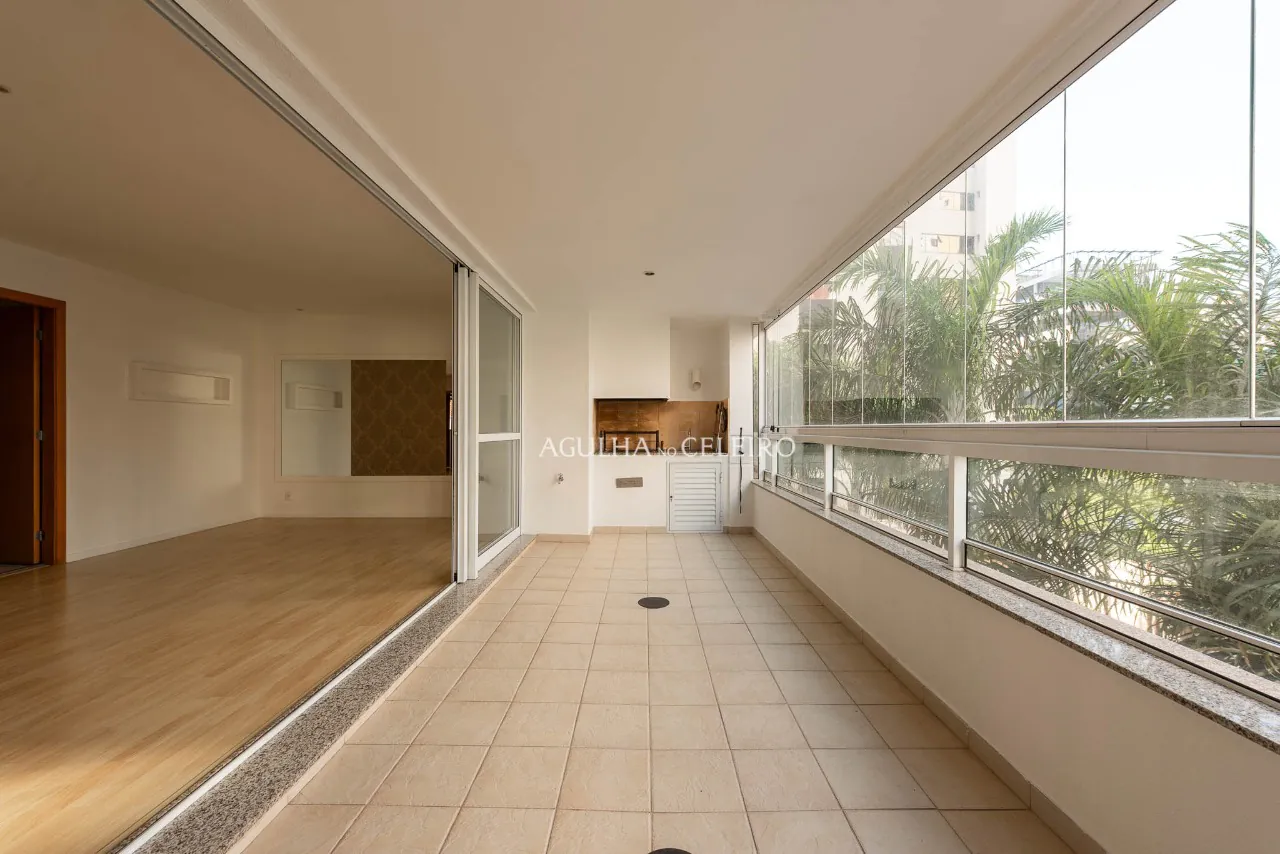 Amplo apartamento com varanda gourmet no coração do Itaim. – 20727