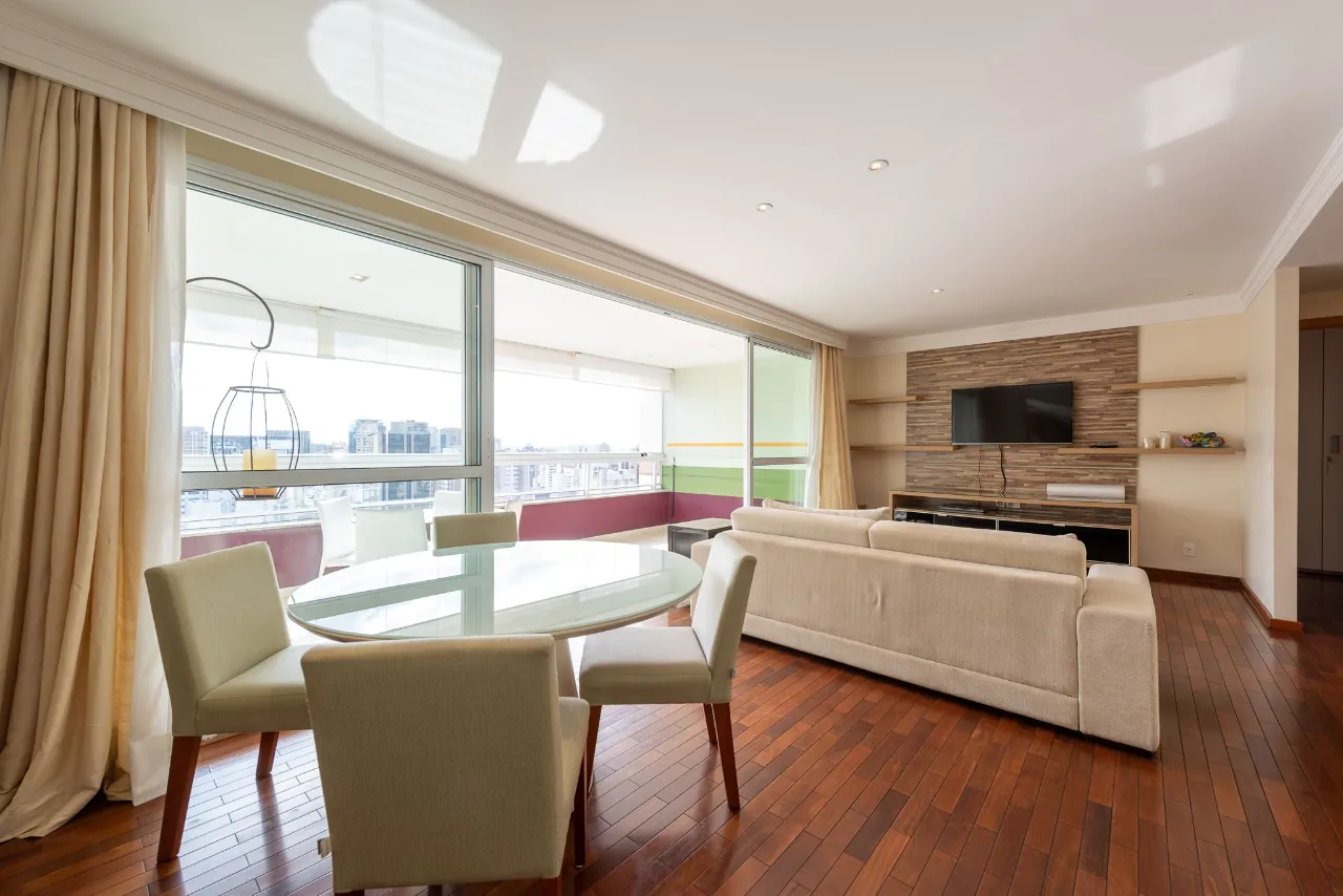 Apartamento com varanda gourmet envidraçada e vista deslumbrante no Itaim. – 20750