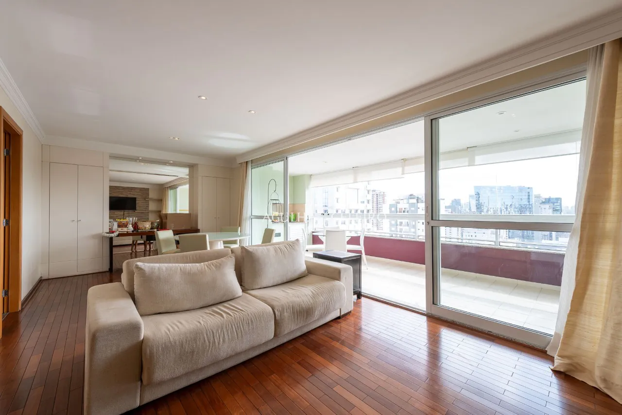 Apartamento com varanda gourmet envidraçada e vista deslumbrante no Itaim. – 20750