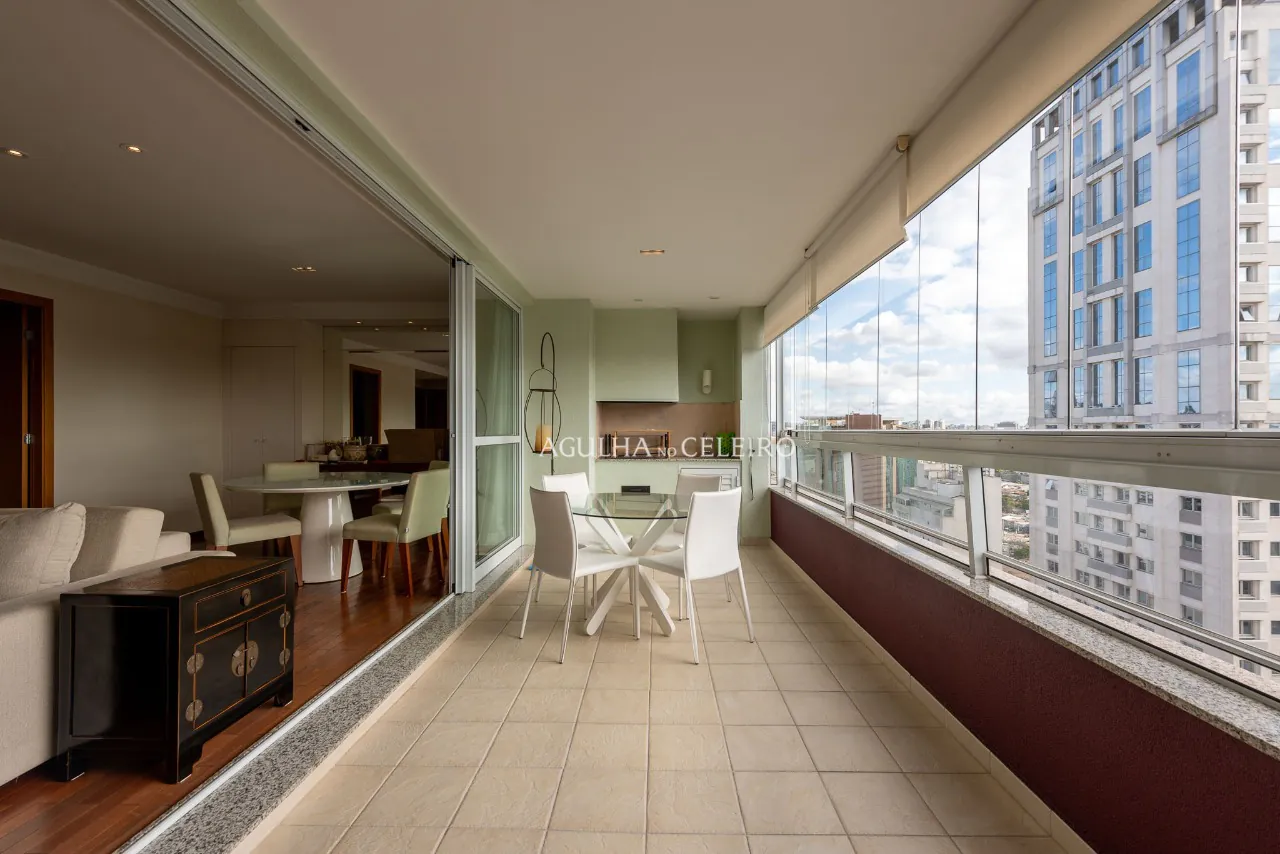 Apartamento com varanda gourmet envidraçada e vista deslumbrante no Itaim. – 20750