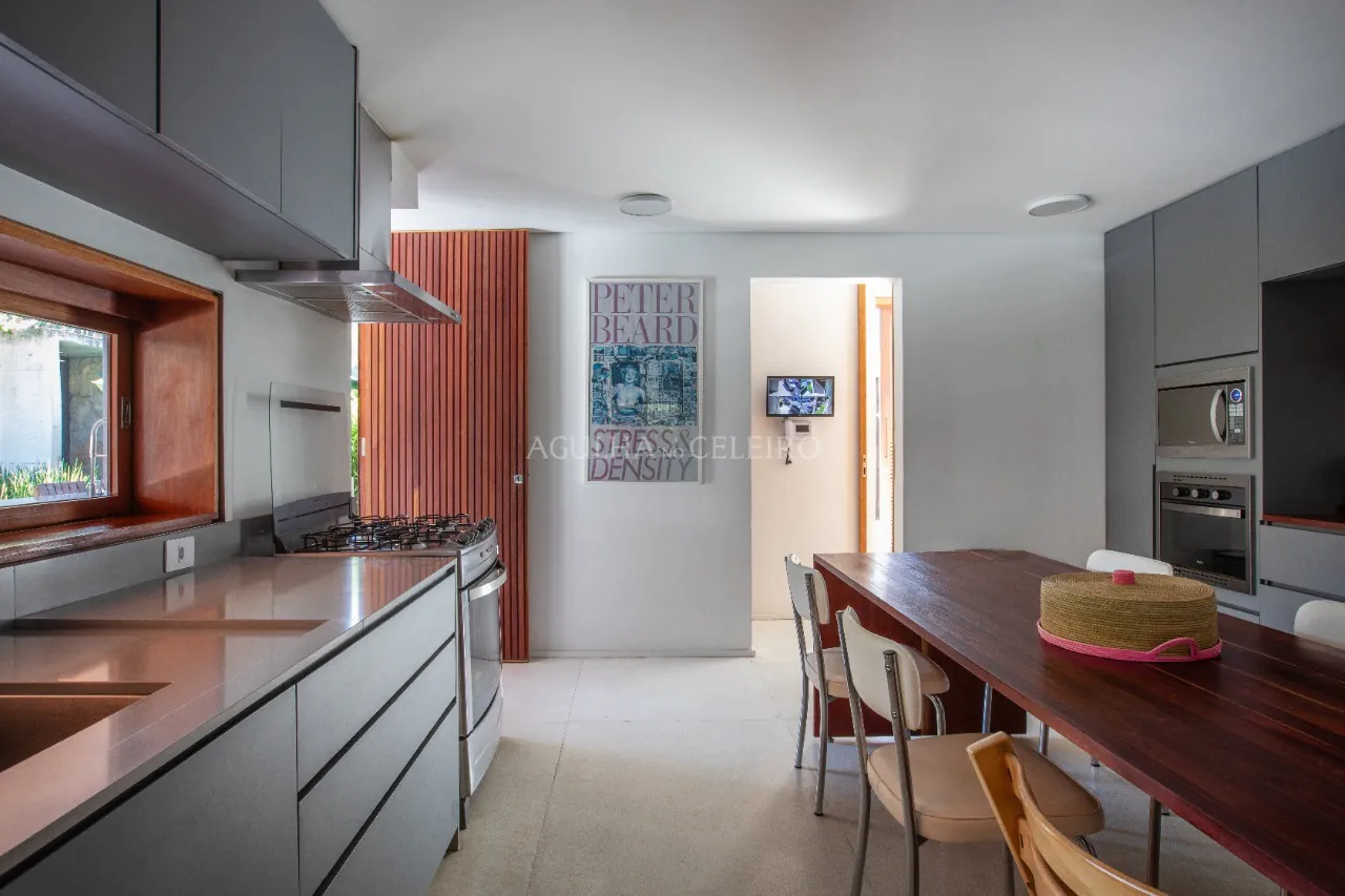 Exclusividade e sofisticação em rua arborizada e segura. – 20795