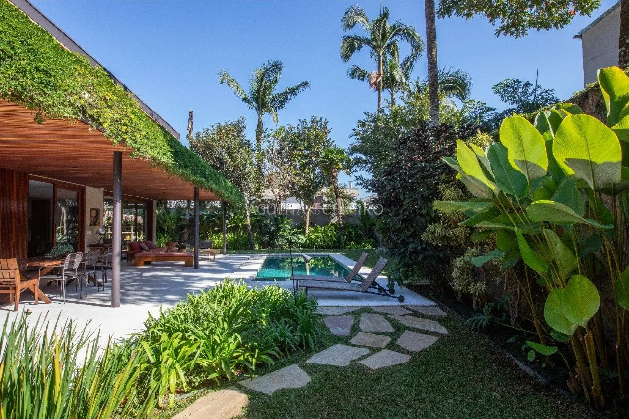 Exclusividade e sofisticação em rua arborizada e segura. – 20795