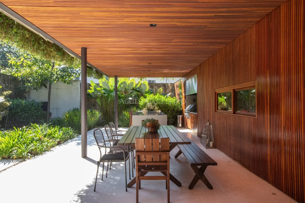 Exclusividade e sofisticação em rua arborizada e segura. – 20795