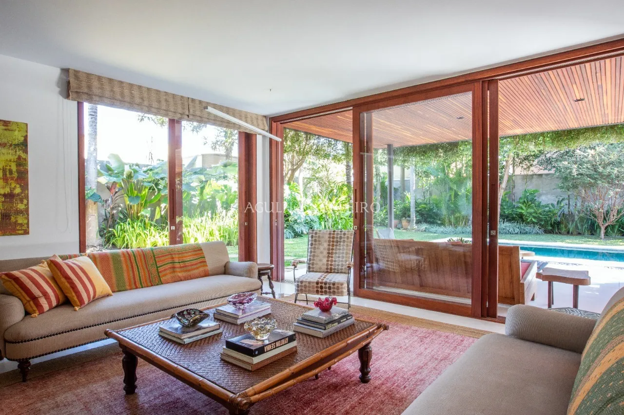 Exclusividade e sofisticação em rua arborizada e segura. – 20795