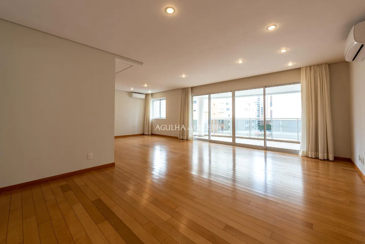 Pertinho da Praça Pereira Coutinho e Parque Ibirapuera no coração da Vila Nova Conceição. – 8824