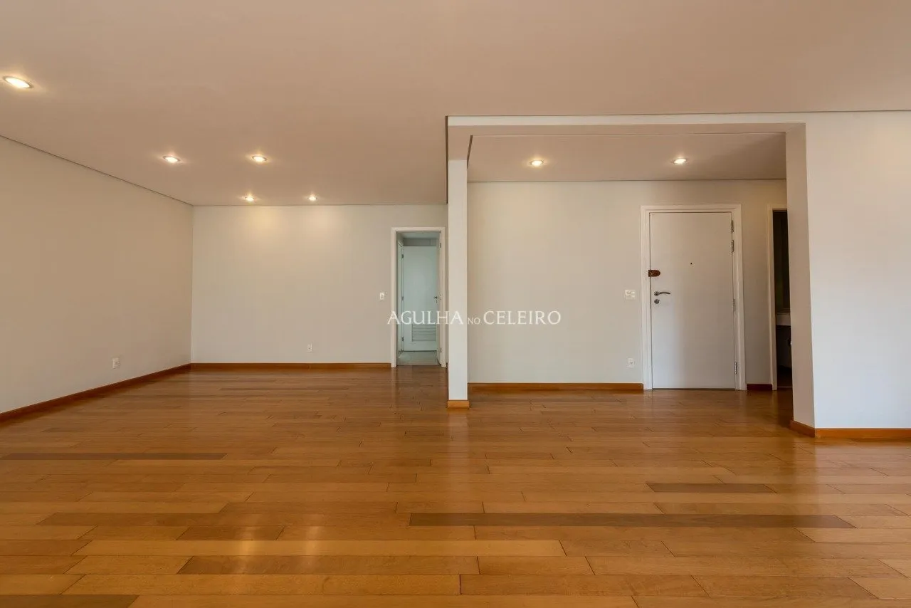 Pertinho da Praça Pereira Coutinho e Parque Ibirapuera no coração da Vila Nova Conceição. – 8824