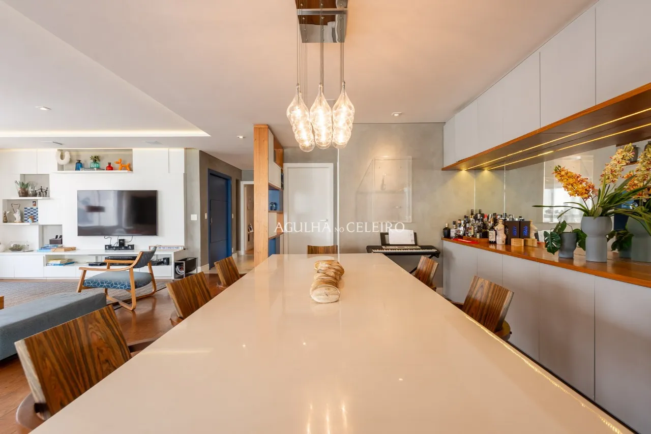 Apartamento com reforma cool e janelões piso teto. – AP2861