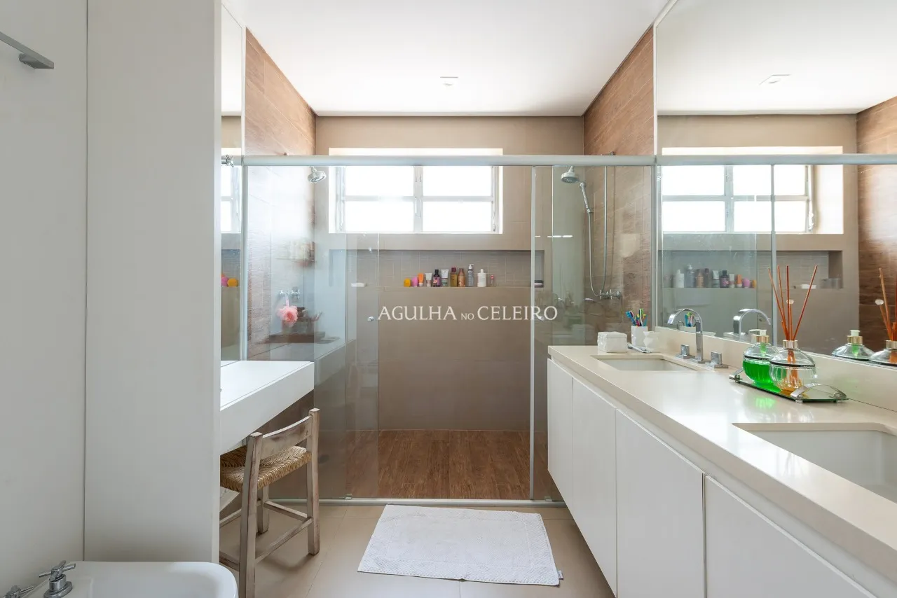 Apartamento com reforma cool e janelões piso teto. – AP2861