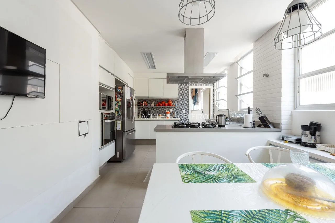 Apartamento com reforma cool e janelões piso teto. – AP2861