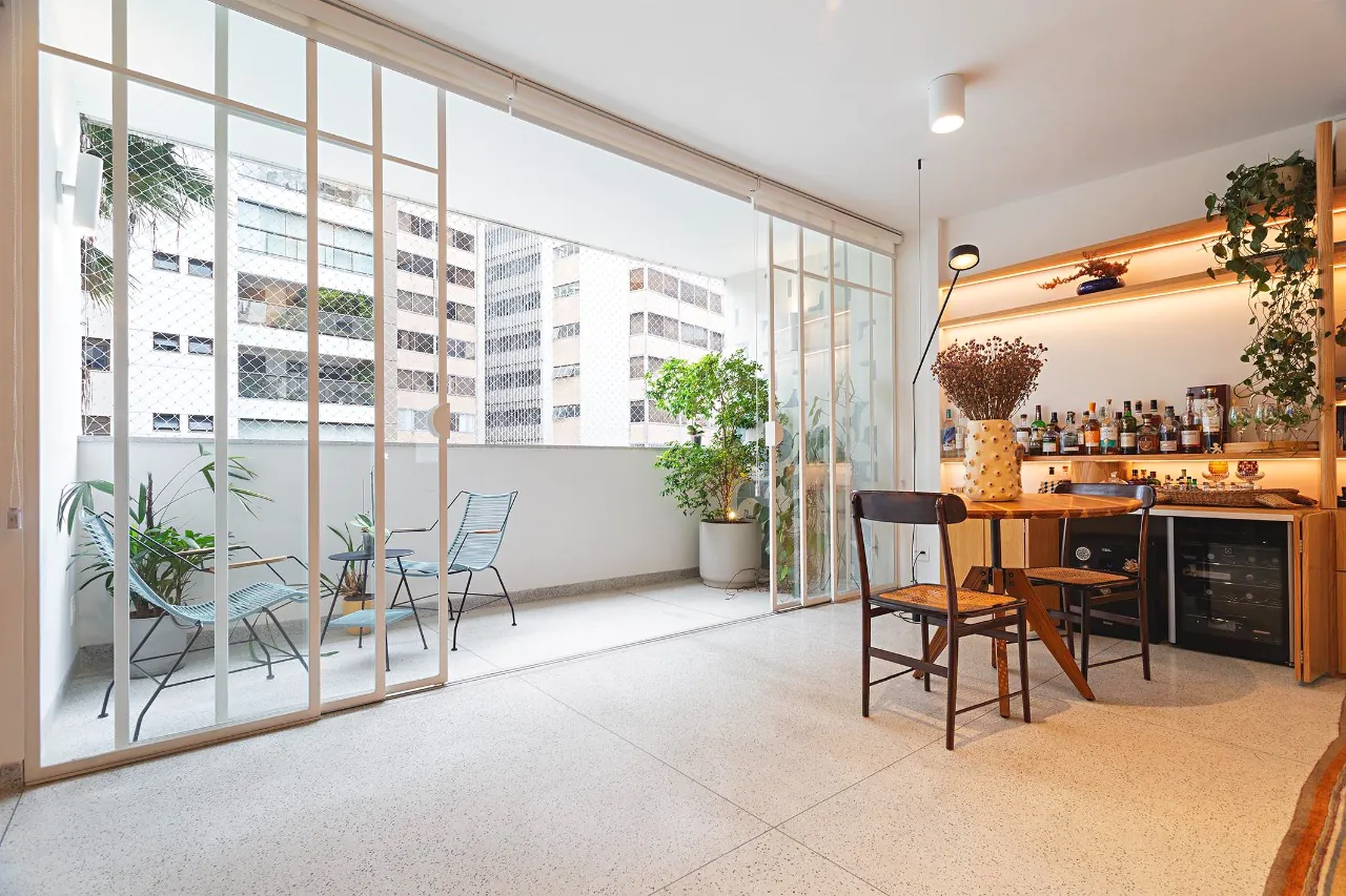 Apartamento reformado em edifício assinado por David Libeskind – AP4485