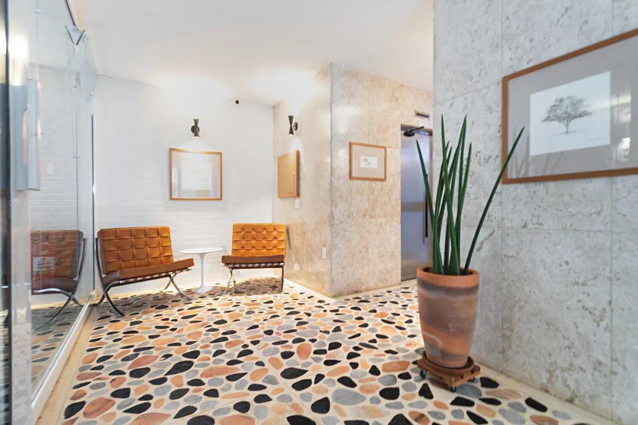 Apartamento reformado em edifício assinado por David Libeskind – AP4485