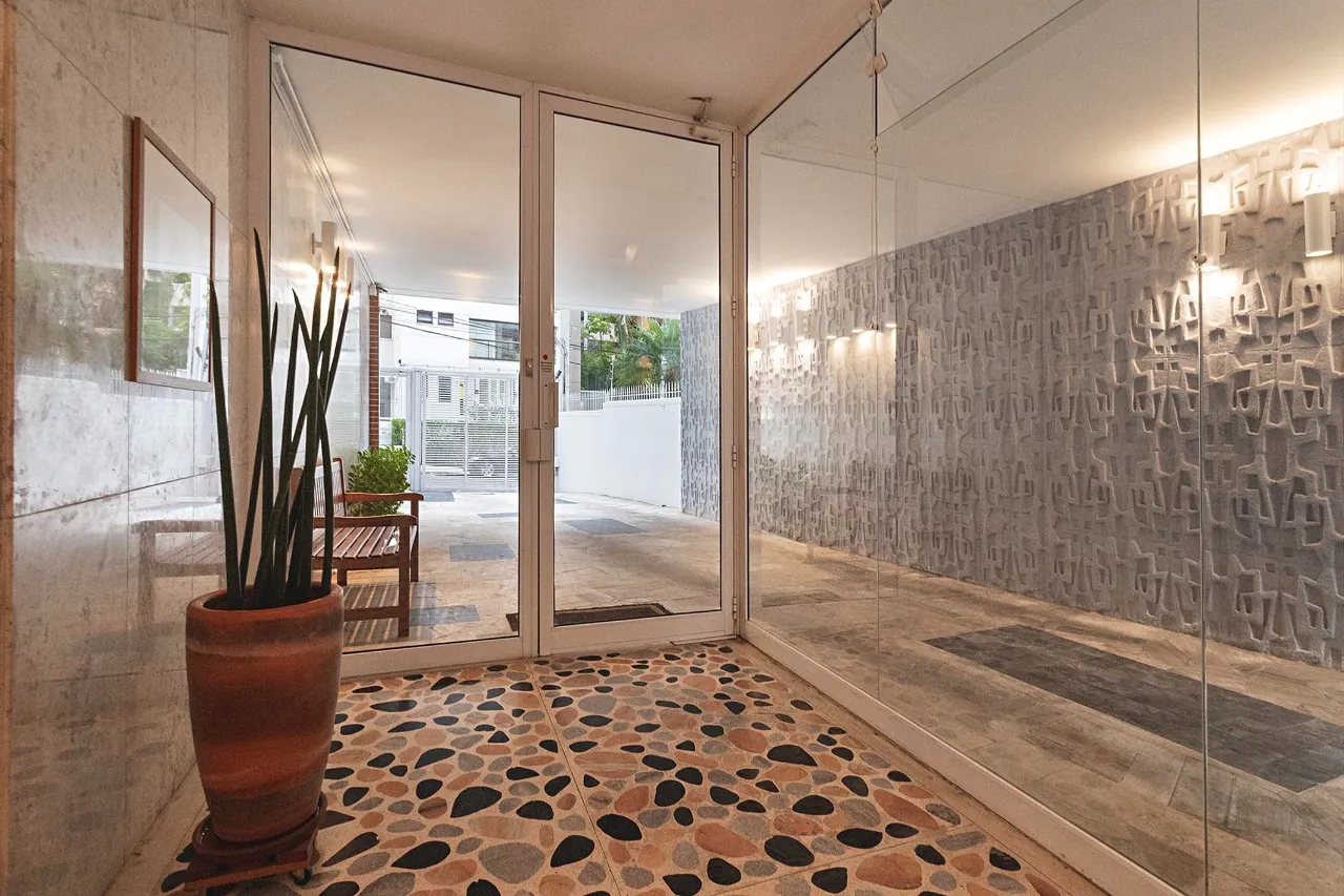 Apartamento reformado em edifício assinado por David Libeskind – AP4485