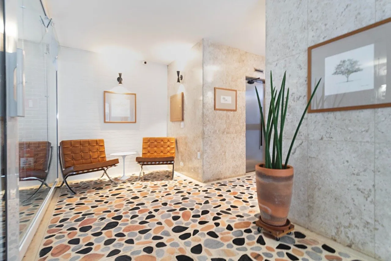 Apartamento reformado em edifício assinado por David Libeskind – AP4485