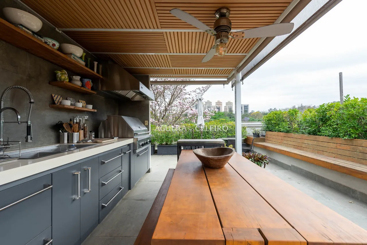 Cobertura reformada à venda em Alto de Pinheiros. – CO0401