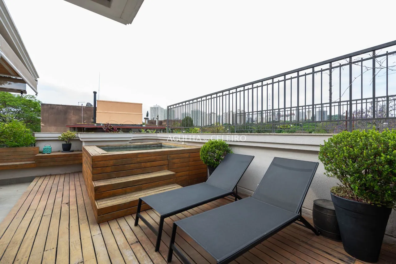 Cobertura reformada à venda em Alto de Pinheiros. – CO0401