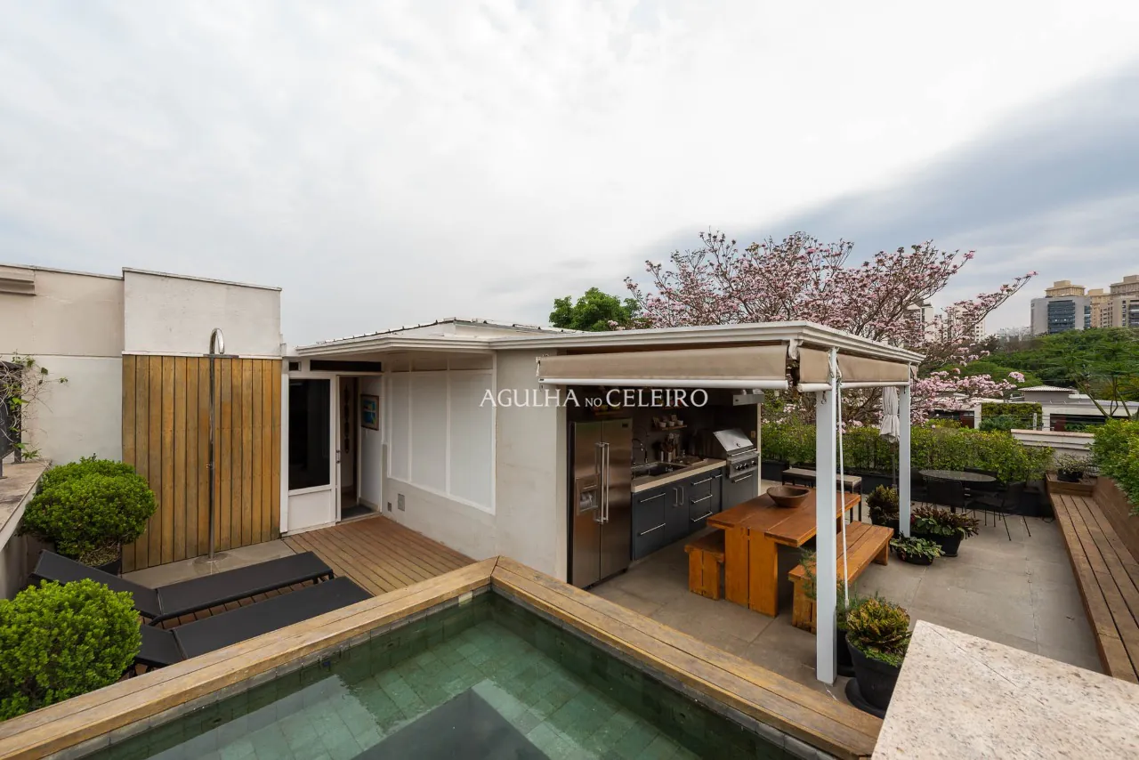 Cobertura reformada à venda em Alto de Pinheiros. – CO0401