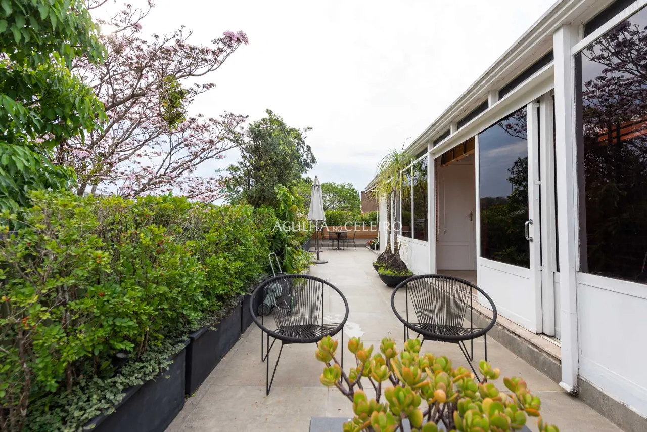 Cobertura reformada à venda em Alto de Pinheiros. – CO0401