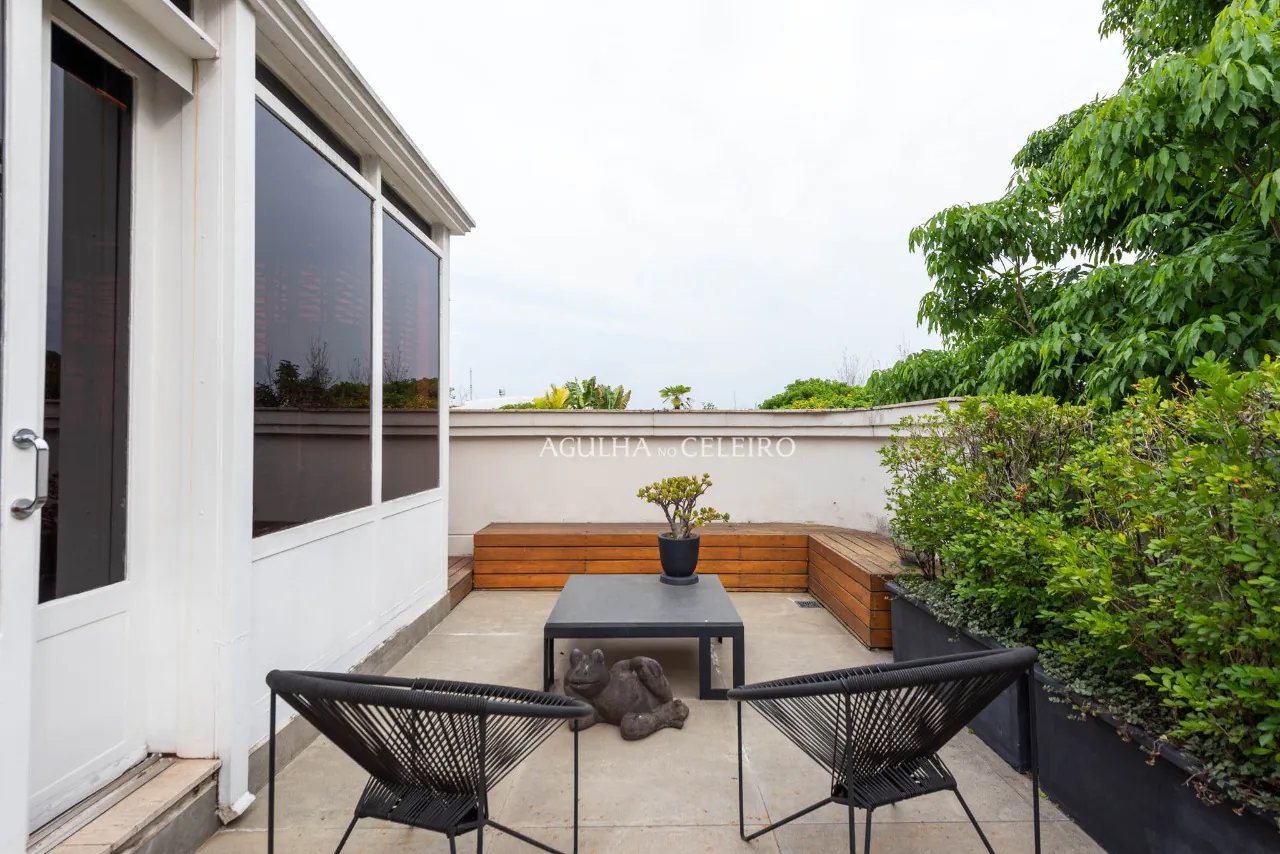 Cobertura reformada à venda em Alto de Pinheiros. – CO0401