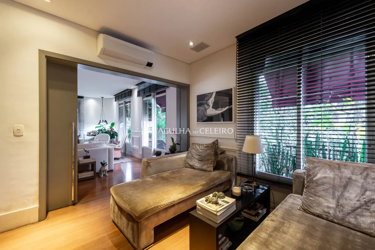 Cobertura reformada à venda em Alto de Pinheiros. – CO0401