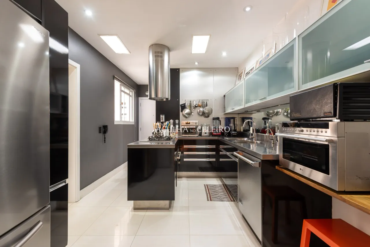 Cobertura reformada à venda em Alto de Pinheiros. – CO0401