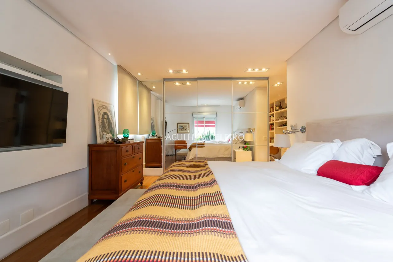 Cobertura reformada à venda em Alto de Pinheiros. – CO0401