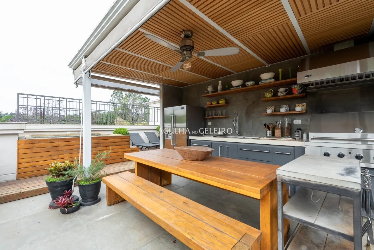 Cobertura reformada à venda em Alto de Pinheiros. – CO0401