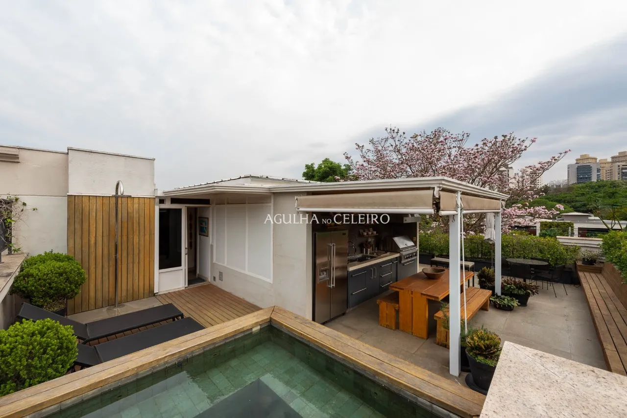 Cobertura reformada à venda em Alto de Pinheiros. – CO0401