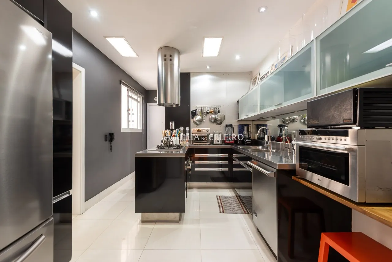 Cobertura reformada à venda em Alto de Pinheiros. – CO0401