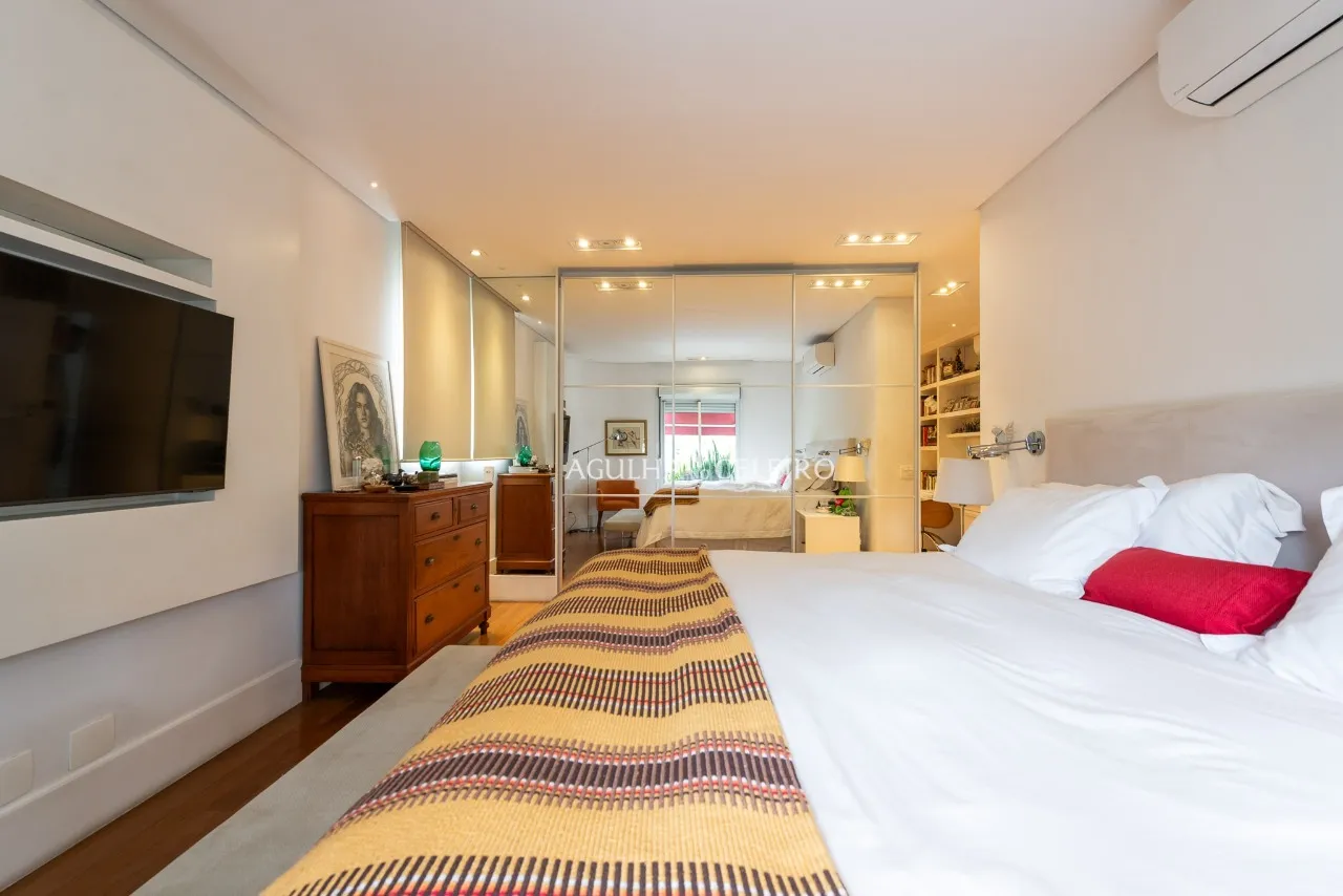 Cobertura reformada à venda em Alto de Pinheiros. – CO0401