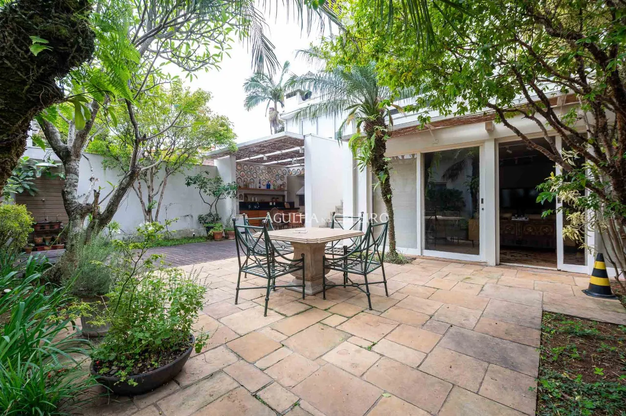 Casa com jardim à venda no Jardim Paulista. – 17388