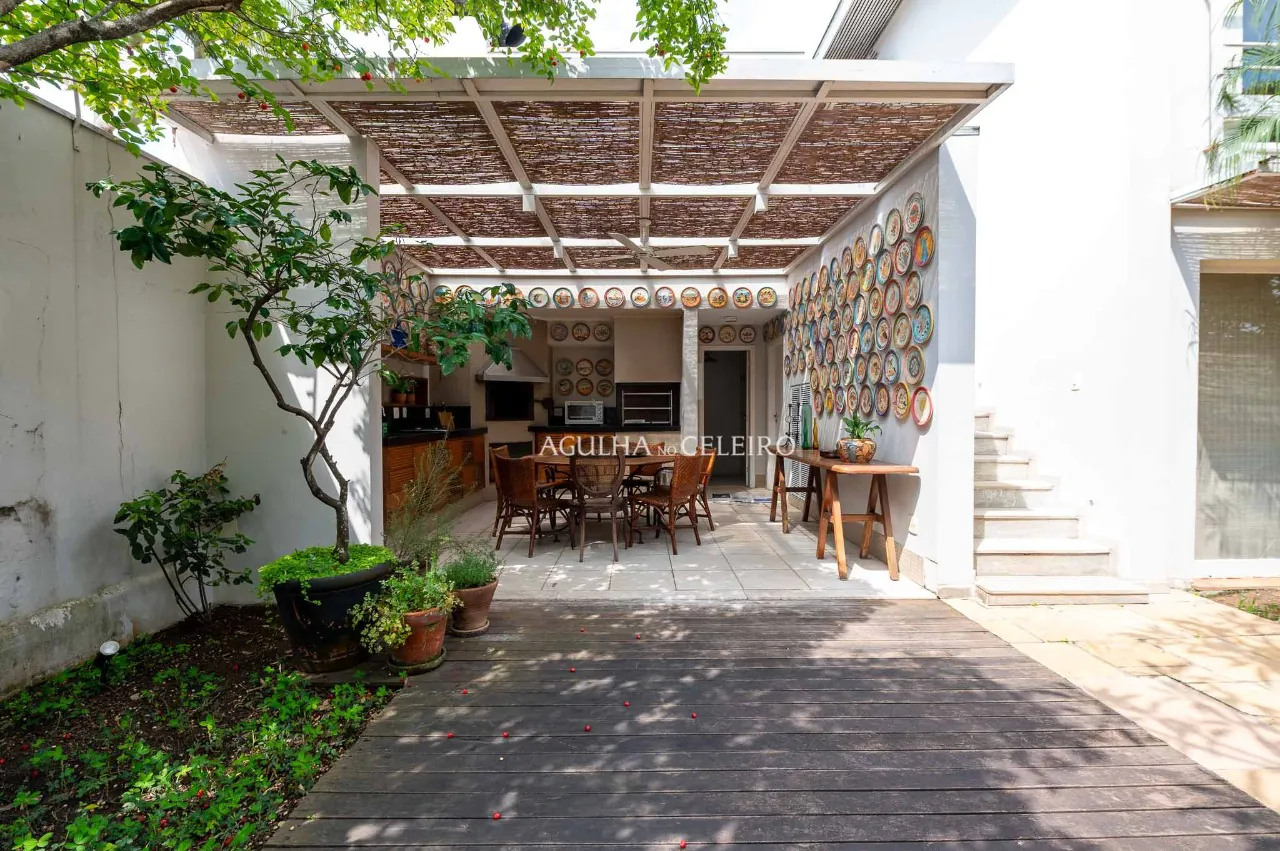 Casa com jardim à venda no Jardim Paulista. – 17388