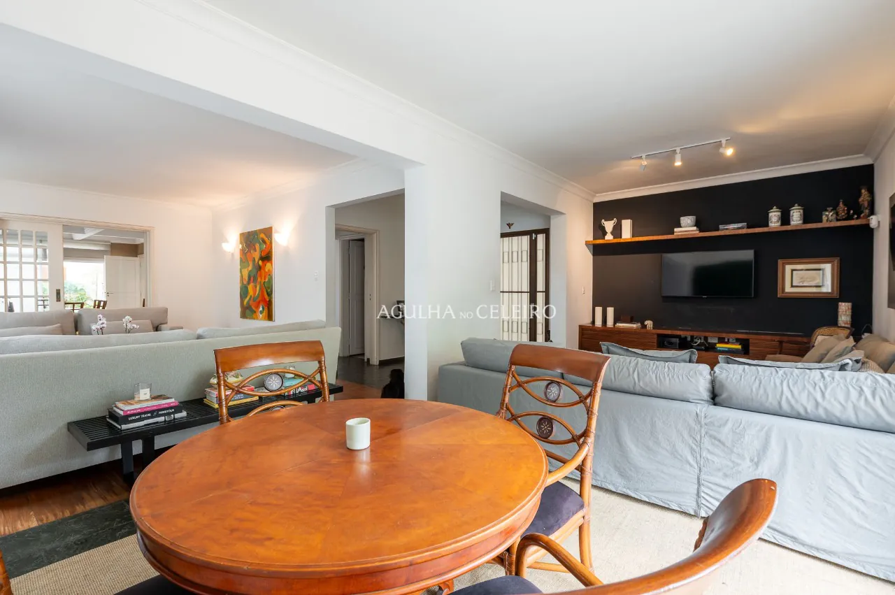 Casa com jardim à venda no Jardim Paulista. – 17388