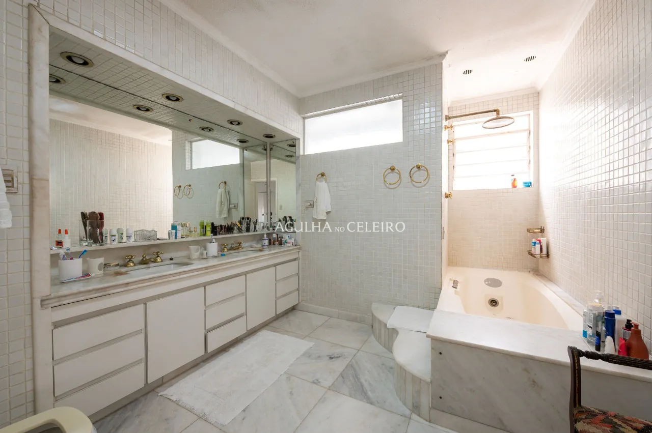 Casa com jardim à venda no Jardim Paulista. – 17388