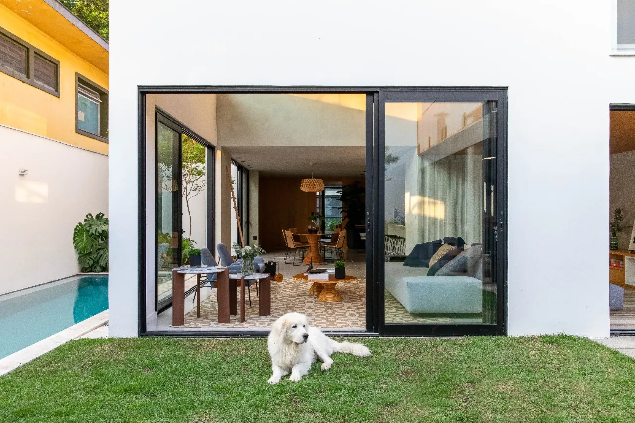 Casa com reforma autoral, jardim com raia e ambientes que respiram luz e calma, no Alto de Pinheiros – 19274