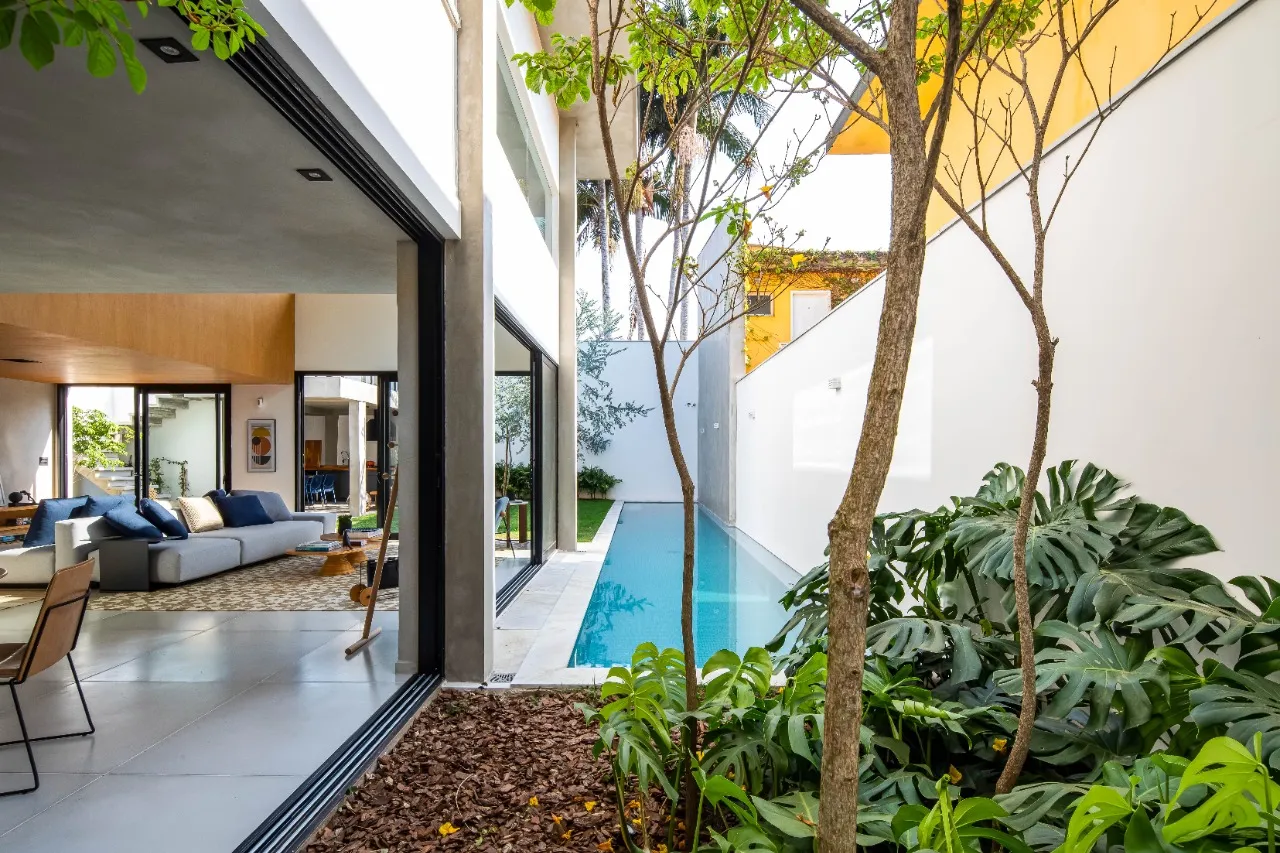 Casa com reforma autoral, jardim com raia e ambientes que respiram luz e calma, no Alto de Pinheiros – 19274