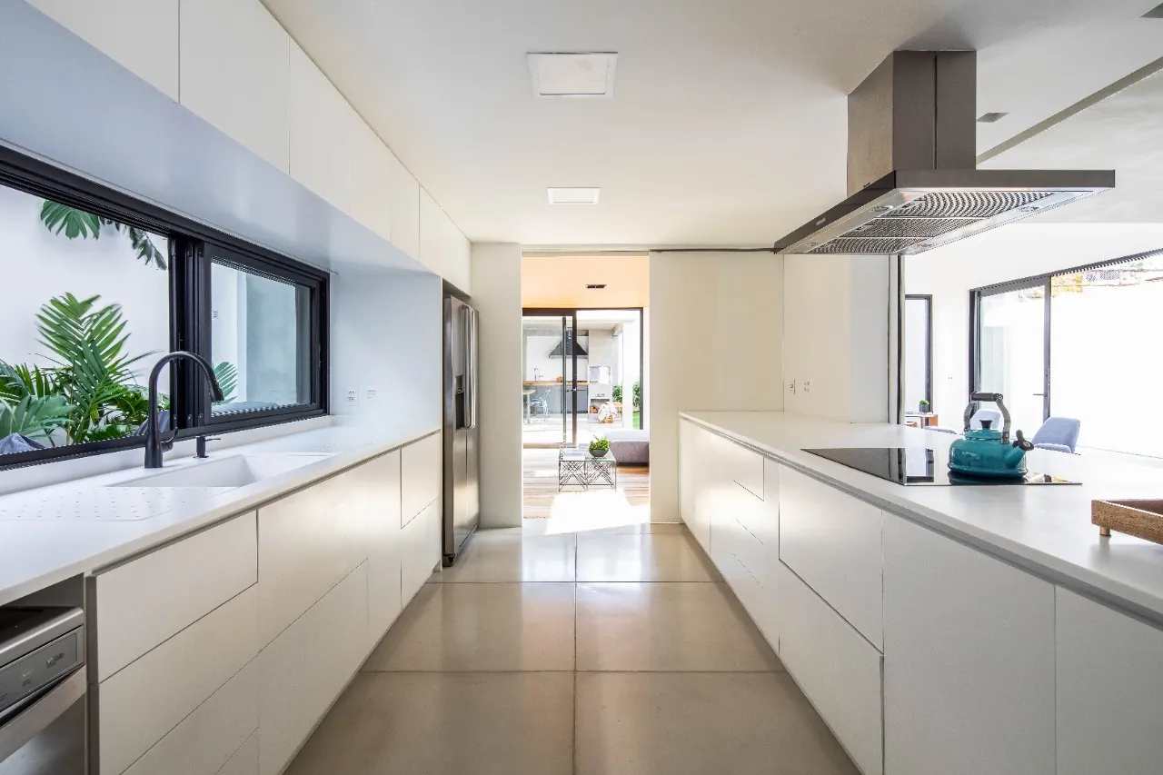 Casa com reforma autoral, jardim com raia e ambientes que respiram luz e calma, no Alto de Pinheiros – 19274