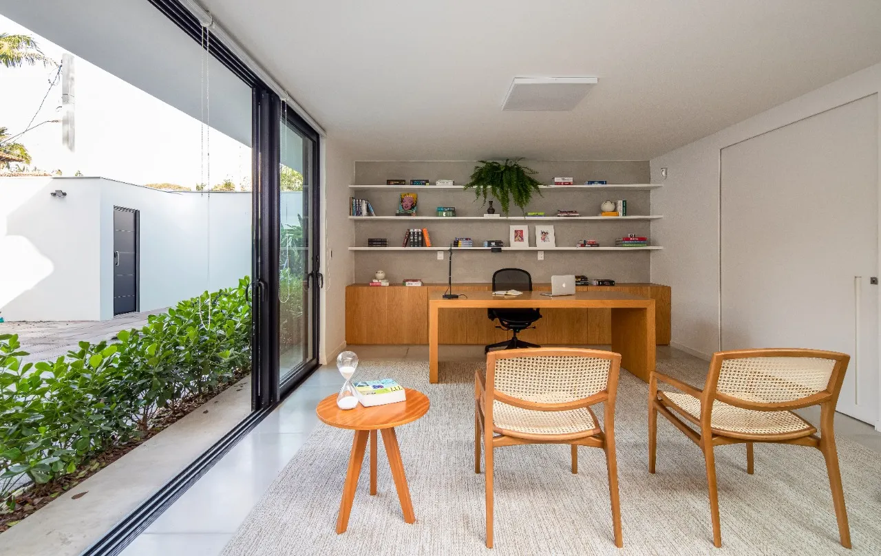 Casa com reforma autoral, jardim com raia e ambientes que respiram luz e calma, no Alto de Pinheiros – 19274