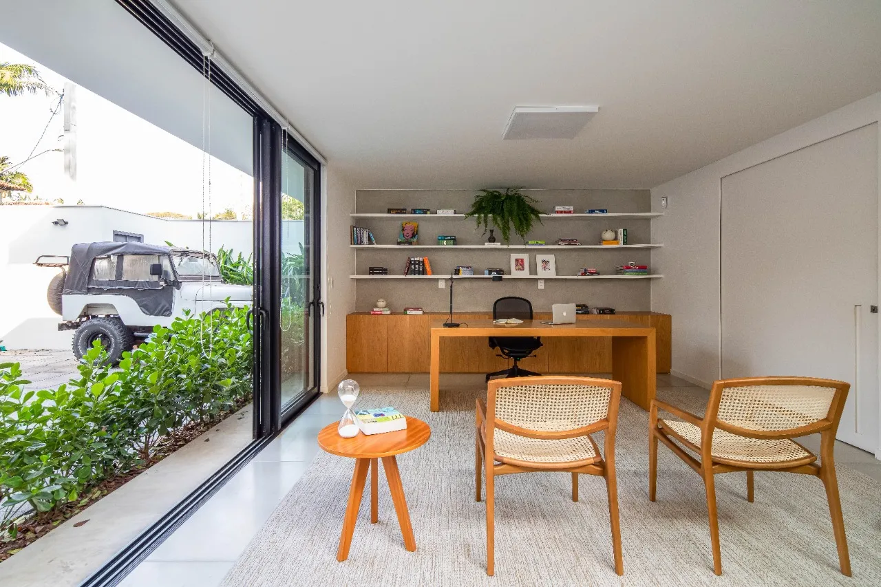 Casa com reforma autoral, jardim com raia e ambientes que respiram luz e calma, no Alto de Pinheiros – 19274