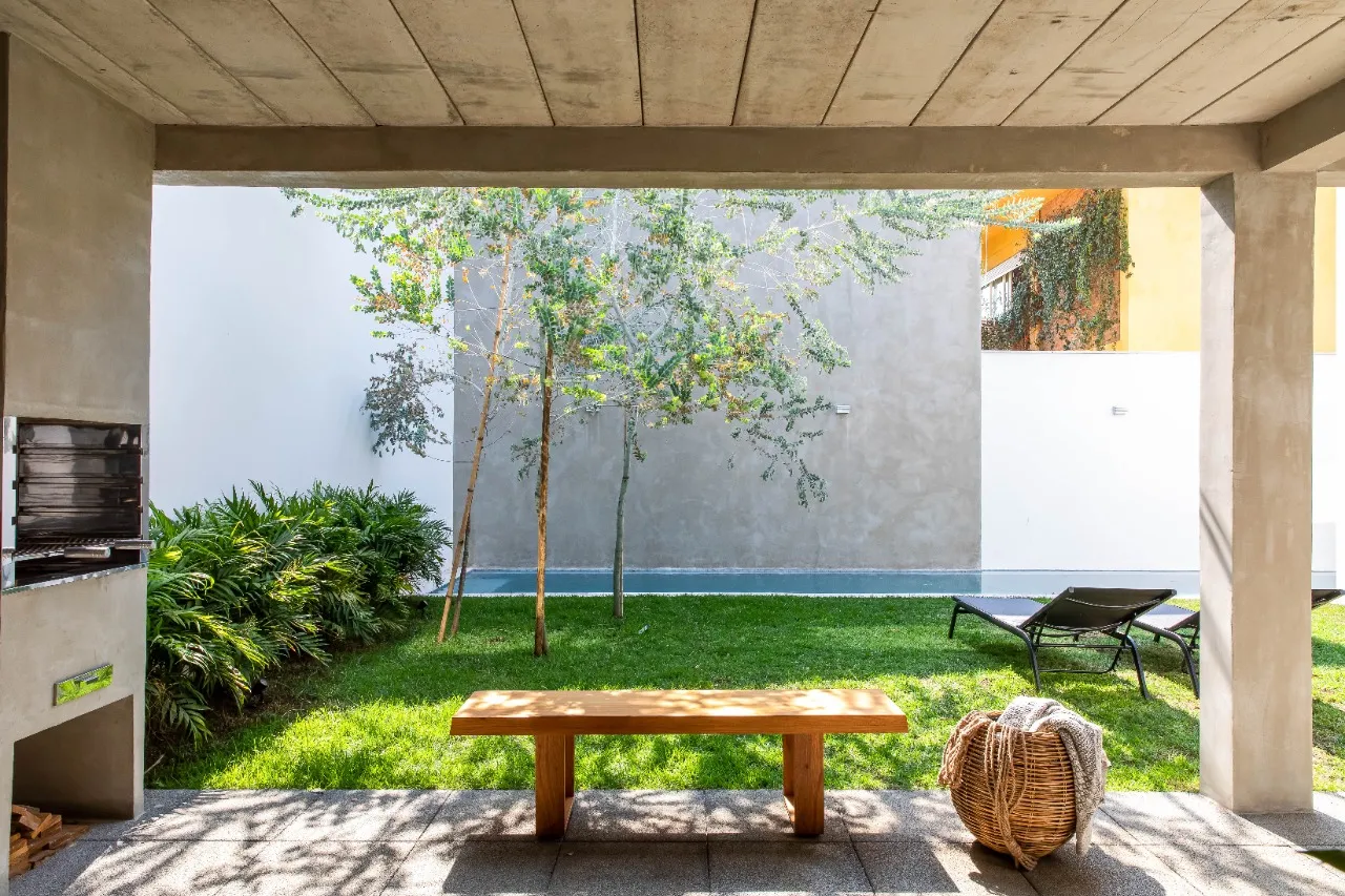 Casa com reforma autoral, jardim com raia e ambientes que respiram luz e calma, no Alto de Pinheiros – 19274