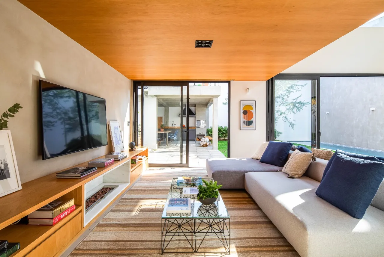 Casa com reforma autoral, jardim com raia e ambientes que respiram luz e calma, no Alto de Pinheiros – 19274