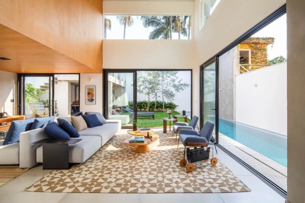 Casa com reforma autoral, jardim com raia e ambientes que respiram luz e calma, no Alto de Pinheiros – 19274