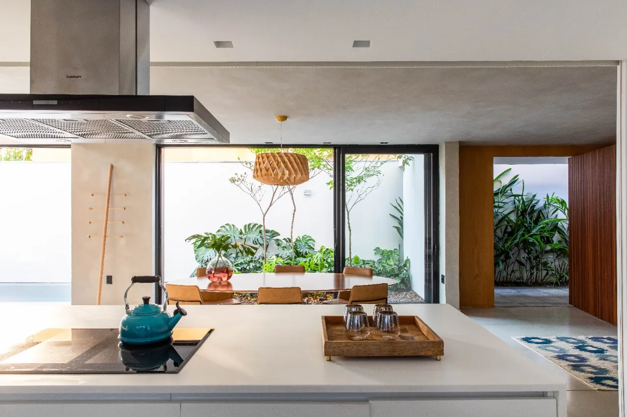 Casa com reforma autoral, jardim com raia e ambientes que respiram luz e calma, no Alto de Pinheiros – 19274