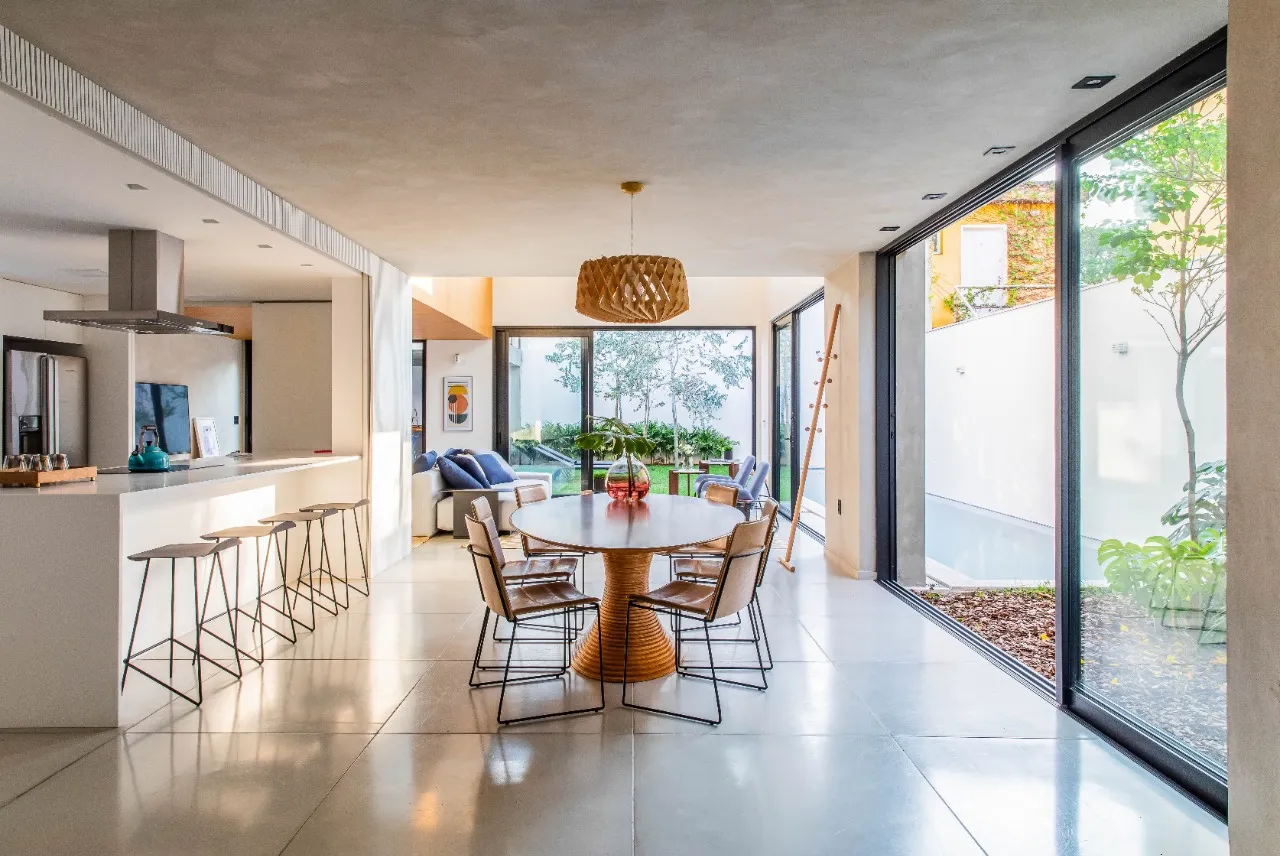 Casa com reforma autoral, jardim com raia e ambientes que respiram luz e calma, no Alto de Pinheiros – 19274